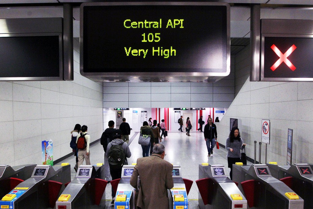 An air pollution index information display box at the Central MTR station entrance. Photo: Sam Tsang