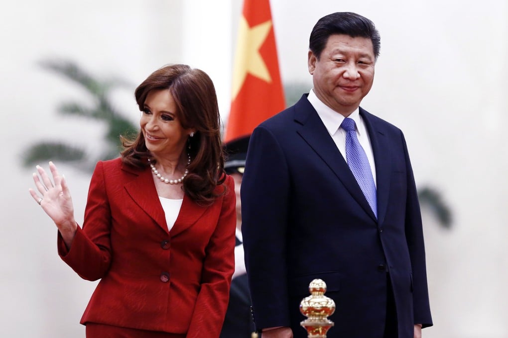Argentine President Cristina Fernandez de Kirchner waves as President Xi Jinping looks on at a Beijing welcoming ceremony. Photo: EPA