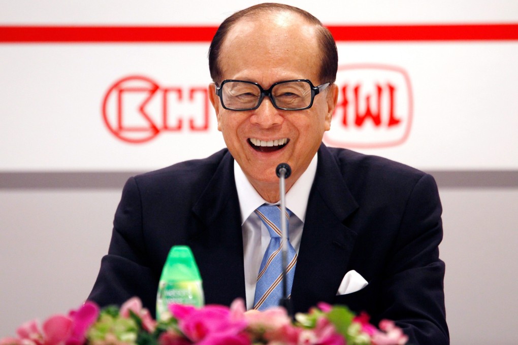 Billionaire Li Ka-shing smiles as he mulls a partial disposal of port assets in Hutchison Whampoa. Photo: EPA