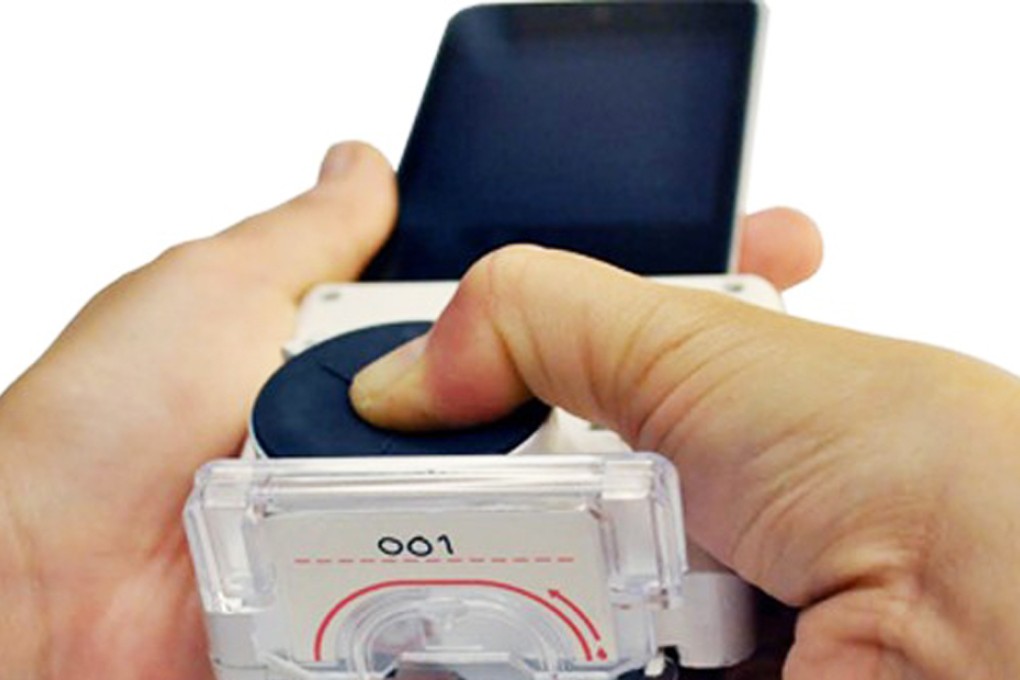 Users mechanically activate a negative-pressure chamber that activate the reagents, eliminating the need for an electrical pump. Photo: Tassaneewan Laksanasopin @ Columbia Engineering