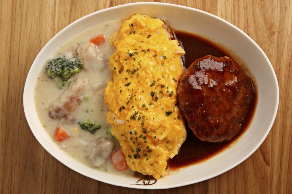 Cool for cats: omelette rice with chicken and vegetables.