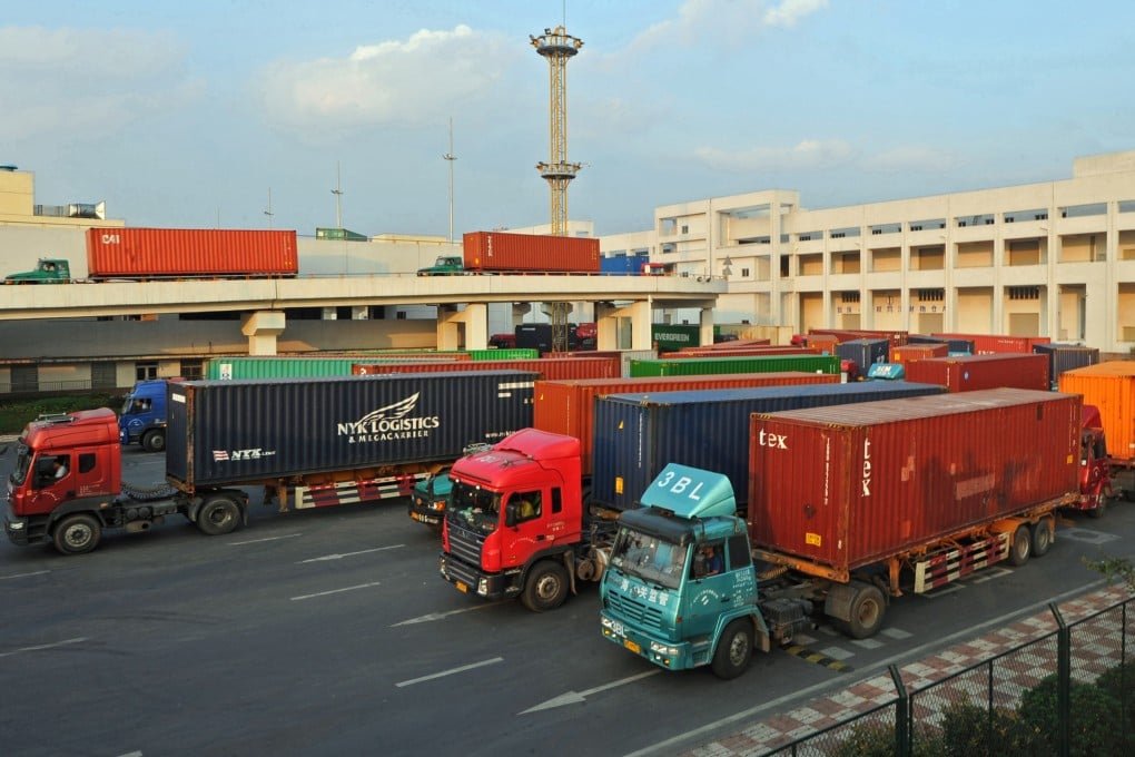 The eight Shenzhen customs officials on trial allegedly shared bribes of between 6,000 yuan and 10,000 yuan for each truck crossing over the border. File photo: Xinhua