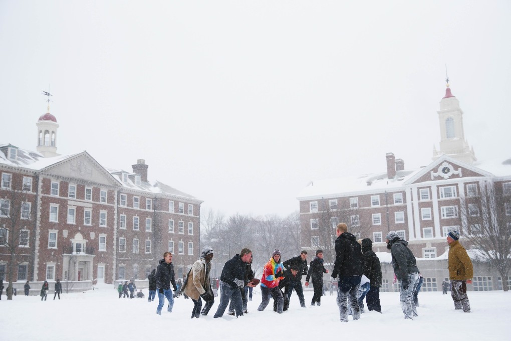 Students play football in the quad of Harvard University during a snowstorm last week. Photo: AFP