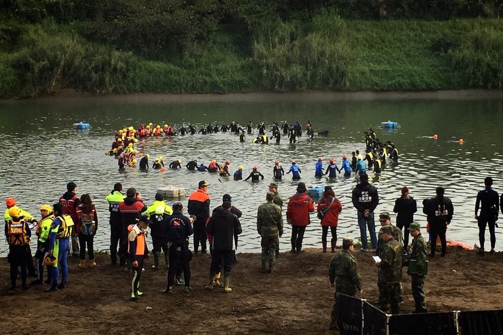 Divers continue the grim search for bodies in Taipei's Keelung River yesterday. Photo: CNA