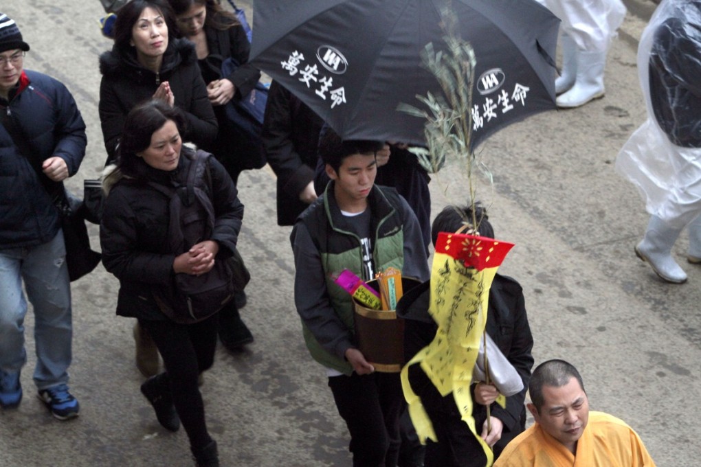 Relatives of the victims of crashed TransAsia Airways Flight 235 offered prayers along the Keelung River in Taipei yesterday. Photo: AP