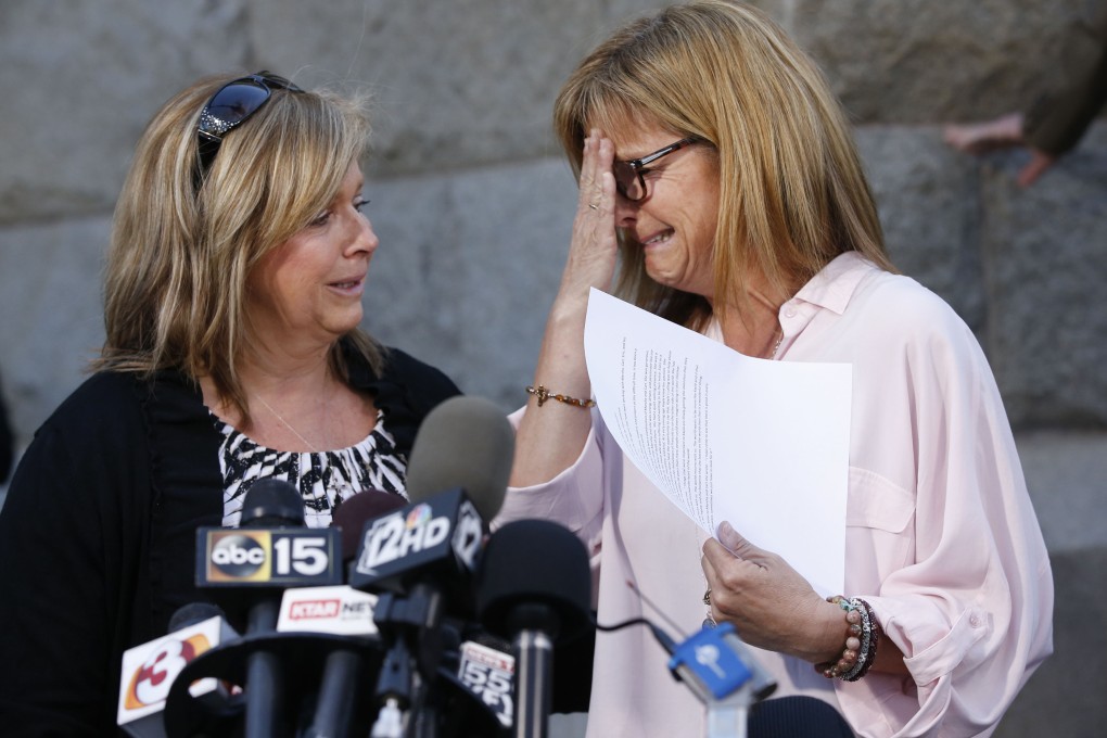 Terri Crippes, left, and Lori Lyon, maternal aunts of Kayla Mueller, break into tears as they hold a press conference on behalf of Mueller's parents. Photo: AP