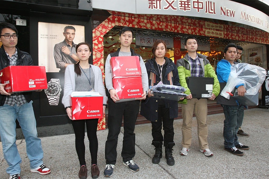 Police officers raid the offices of the online auction company at New Mandarin Plaza in Tsim Sha Tsui. Photo: SCMP Pictures