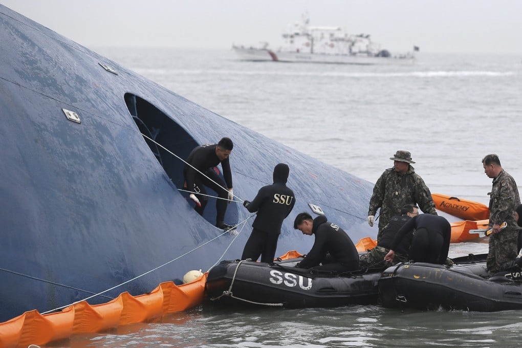 Members of South Korean Ship Salvage Unit  search for passengers who were on the South Korea ferry "Sewol" at the time of the tragedy in April 2014. Photo: Reuters