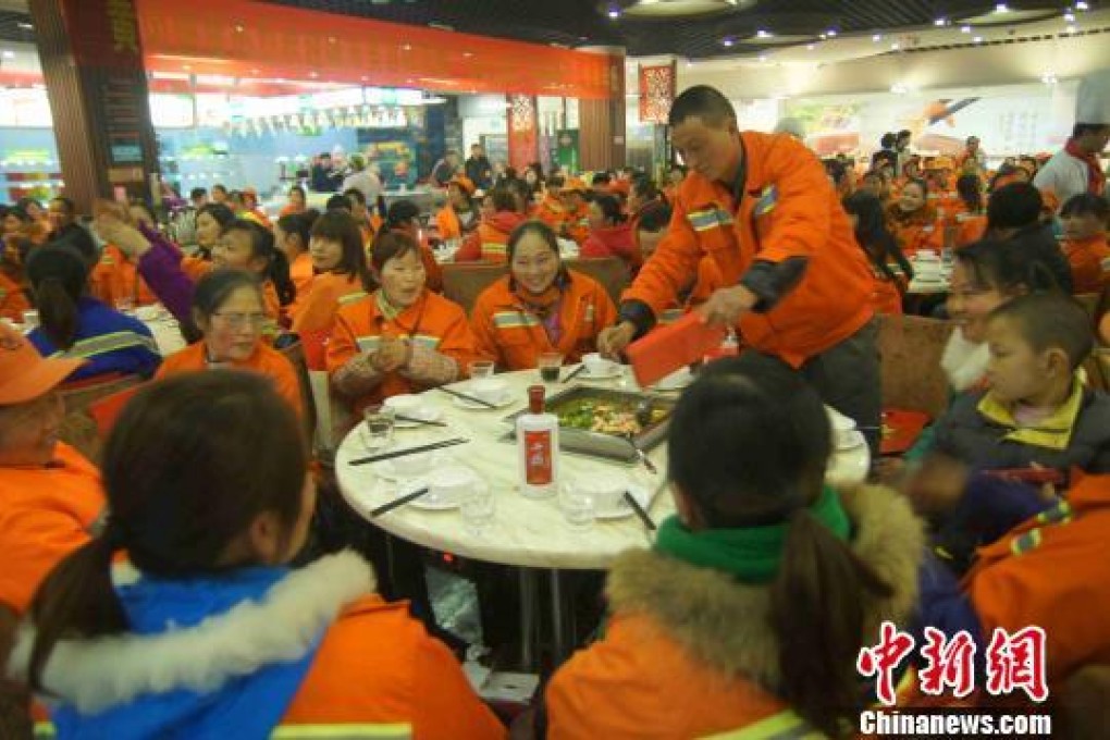 The owner of a Sichuan-style hotpot restuarant in Huangzhou, Hubei, invited 400 of the city's cleaners to dinner. Photo: SCMP Pictures