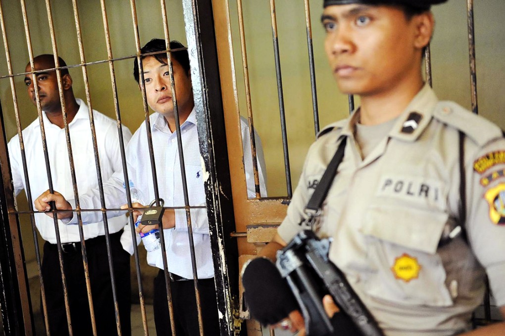 Australian death row prisoners Myuran Sukumaran (left) and Andrew Chan (centre) are seen in a holding cell waiting to attend a review hearing in the District Court of Denpasar on the Indonesian island of Bali, in this October 8, 2010 file photo. Photo: Reuters