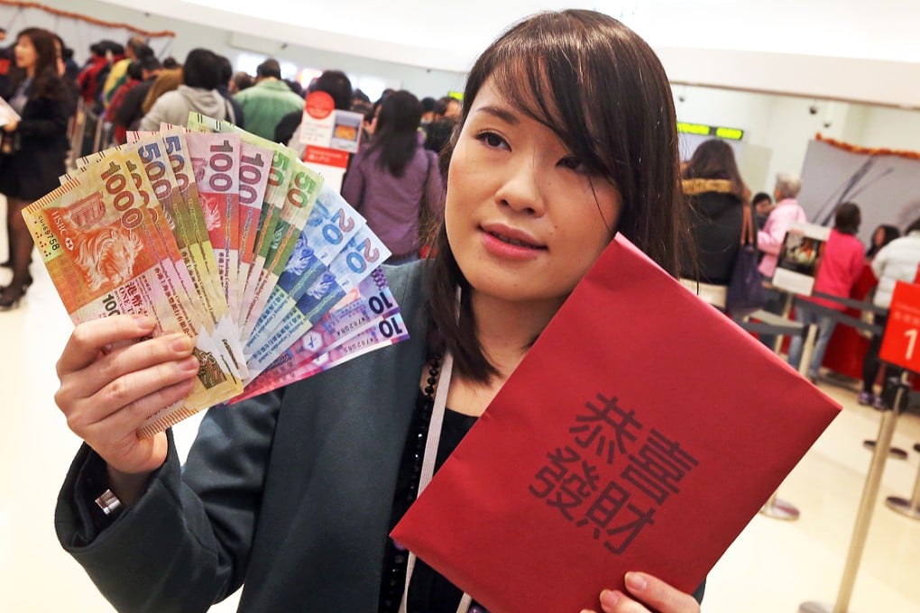 HSBC's media relations manager Charlene Hui Kai-ying displays some new banknotes for the Lunar New Year. Photo: K.Y. Cheng