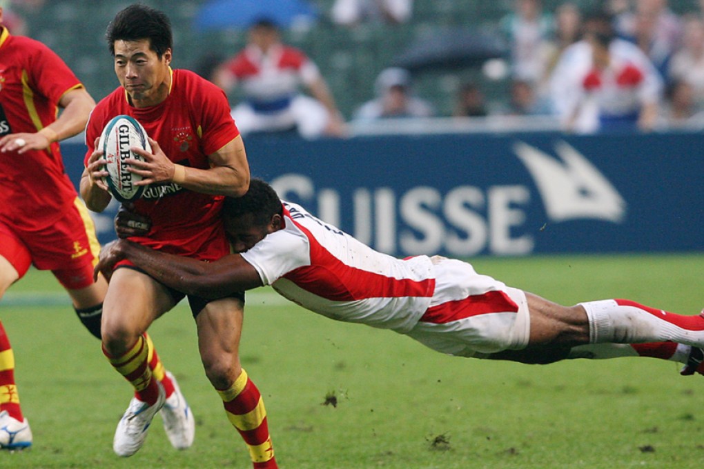 Johnny Zhang Zhiqiang carries the ball into battle for China at the 2009 Hong Kong Sevens. Photo: Ricky Chung/SCMP