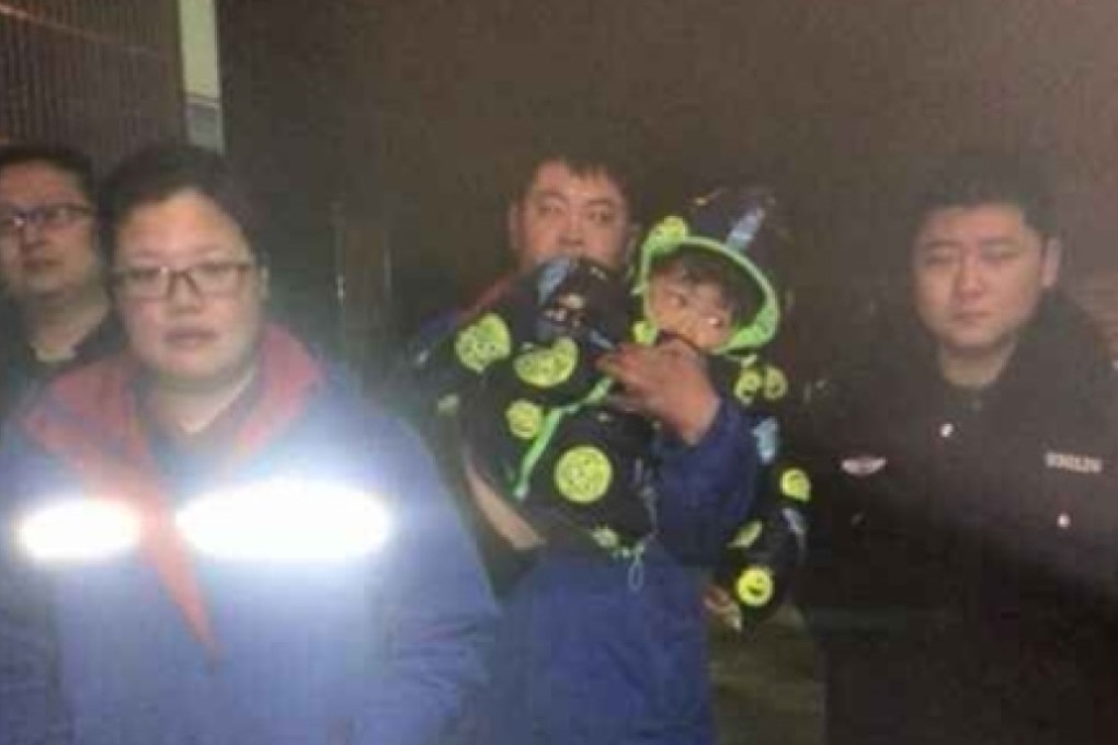 A worker at the petrol station in Henan, China, found the crying boy wandering alone after his mother and uncle accidentally left without him. Photo: Dahe.cn