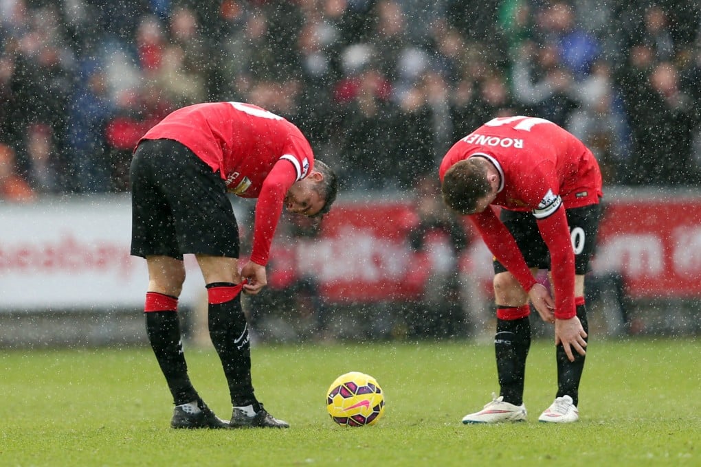Wayne Rooney and Robin van Persie prepare to kick off after Swansea's second goal. Photo: AP