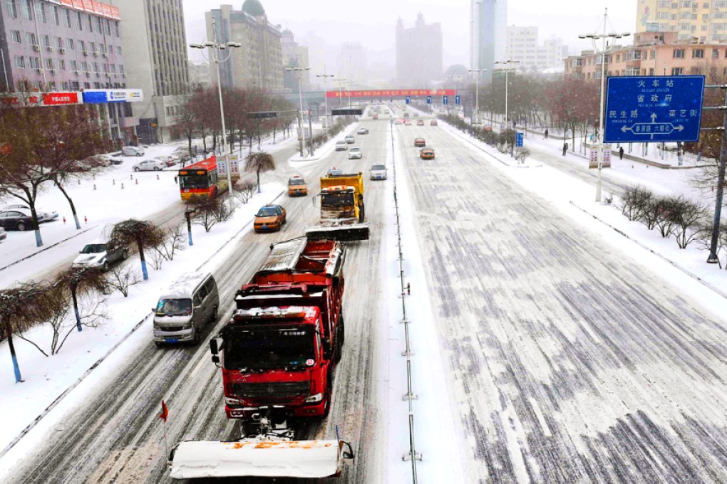 Snowploughs drive along a main road in Harbin, capital of northeast China's Heilongjiang province, which has been hit by blizzards and a number of serious road accidents. Photo: Xinhua