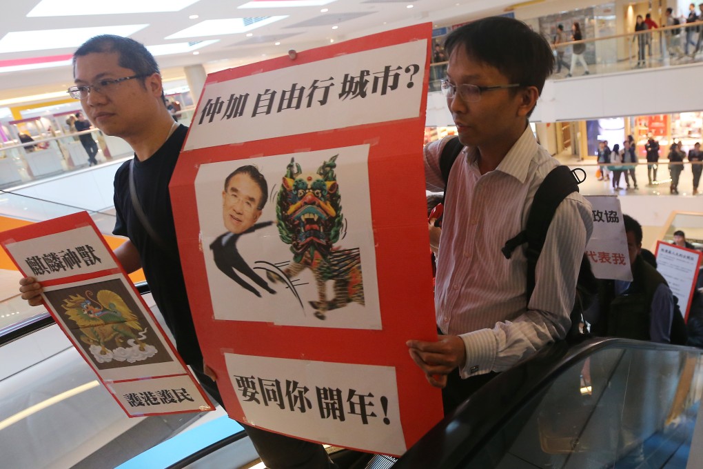 Ronald Leung Kam-shing (left) and Roy Tam Hoi-pong outside the office of NPC delegate Michael Tien, who has proposed allowing in more mainland visitors. Photo: David Wong