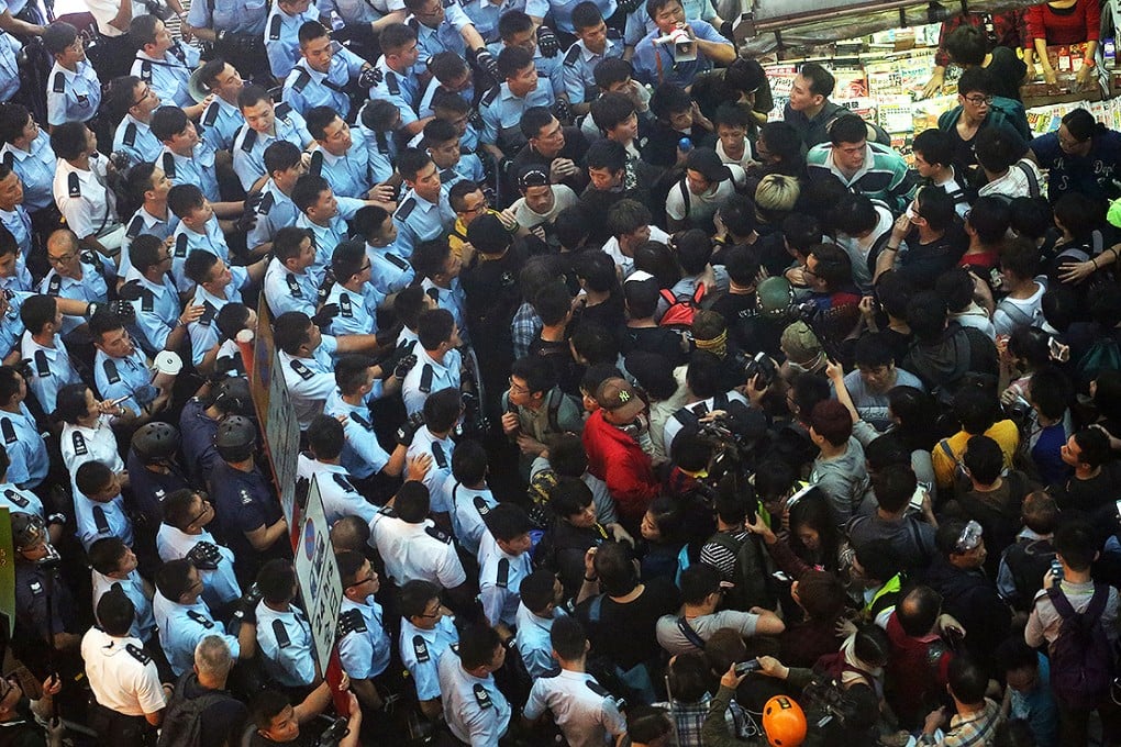 Police officers clash with protesters during the Occupy clearance operation in Mong Kok. Photo: Felix Wong