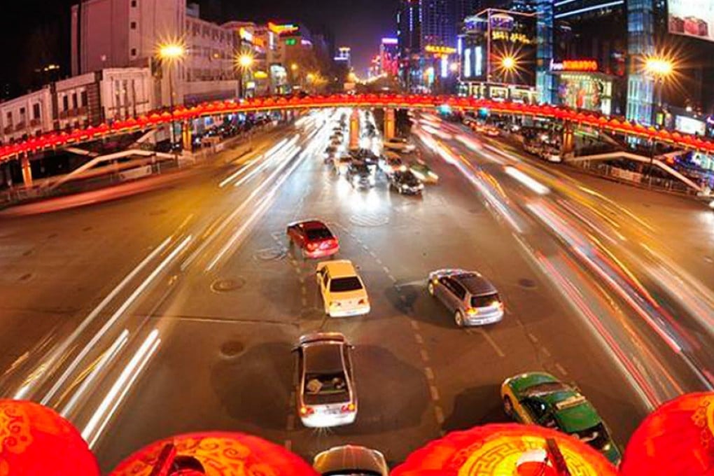 Motorists in Xian claim they have confused the Lunar New Year red lantern decorations at road junctions for traffic lights. Photo: sxdaily.com.cn