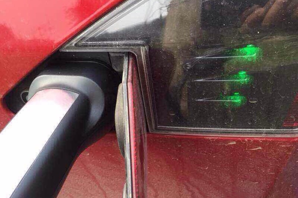 Green lights on the Tesla's display show that the vehicle is charging. Photo: Weibo