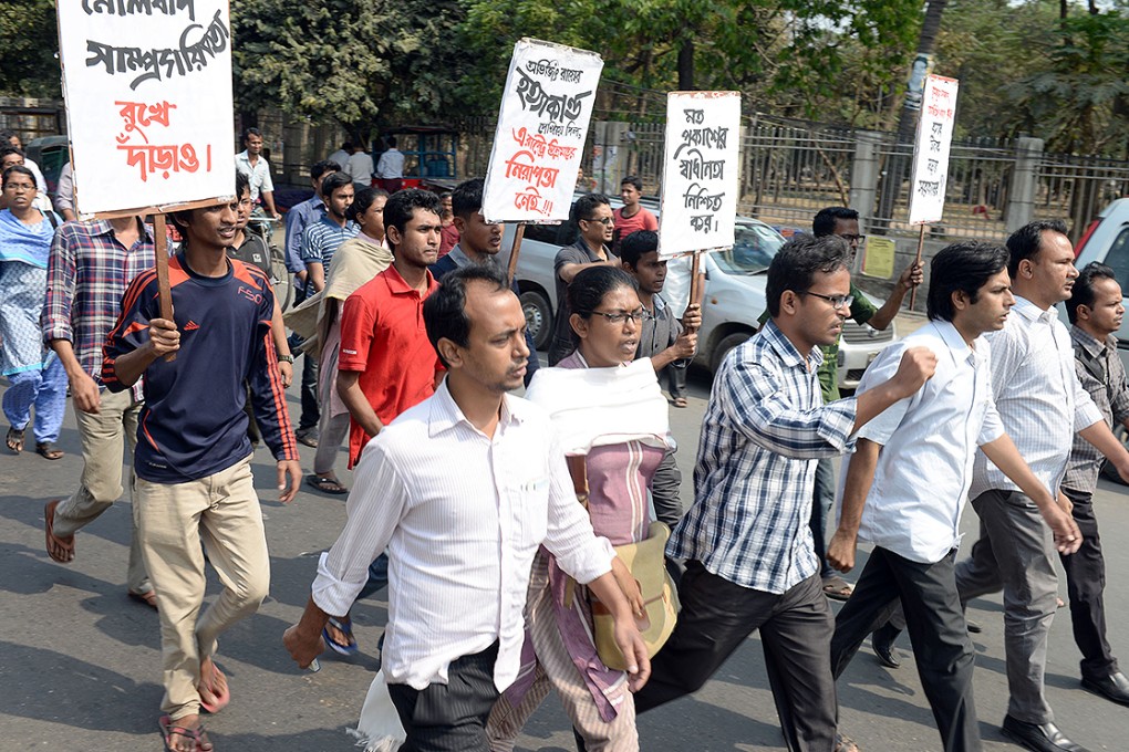 Social activists, bloggers and writers attend a protest demanding the arrest of the killer at Dhaka University. Photo: Xinhua
