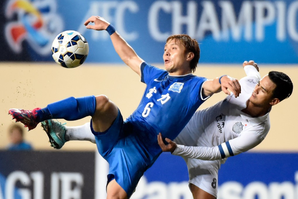 Wang Song (left) of Guangzhou R&F vies with Suchao Nutnum of Buriram United during their group F Champions League tie. Photo: Xinhua