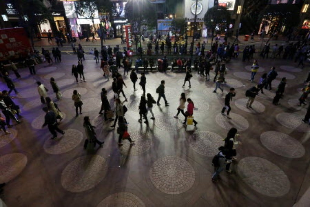 Oriental Daily News quotes analysts as saying some retailers are retreating from expensive rental areas such as Causeway Bay. Photo: Felix Wong