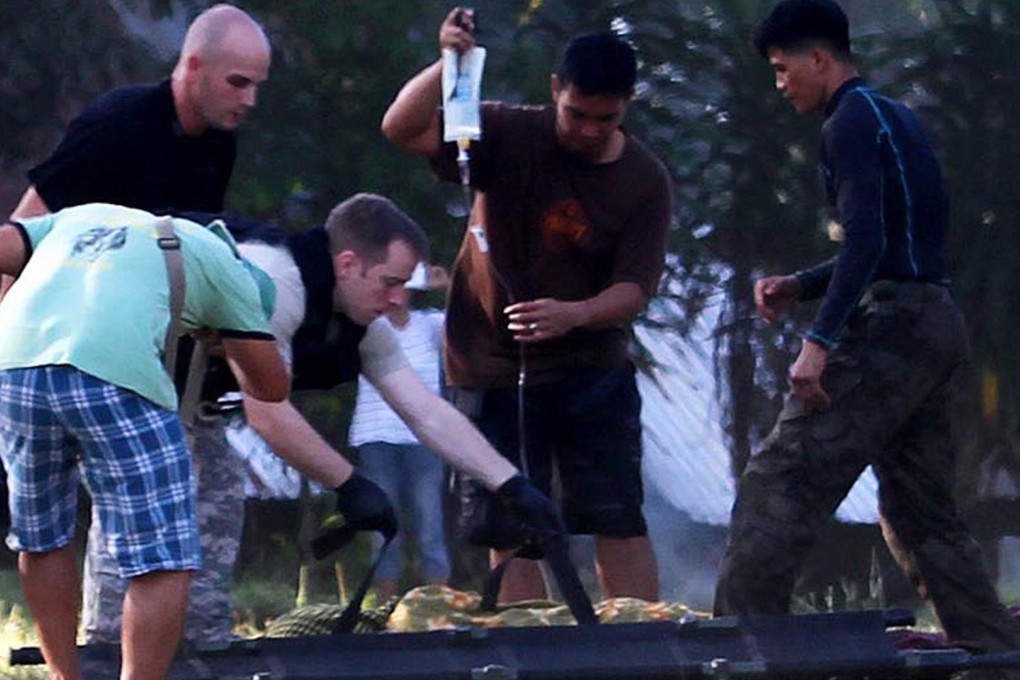 US soldiers (left) help Philippine counterparts. Photo: AFP