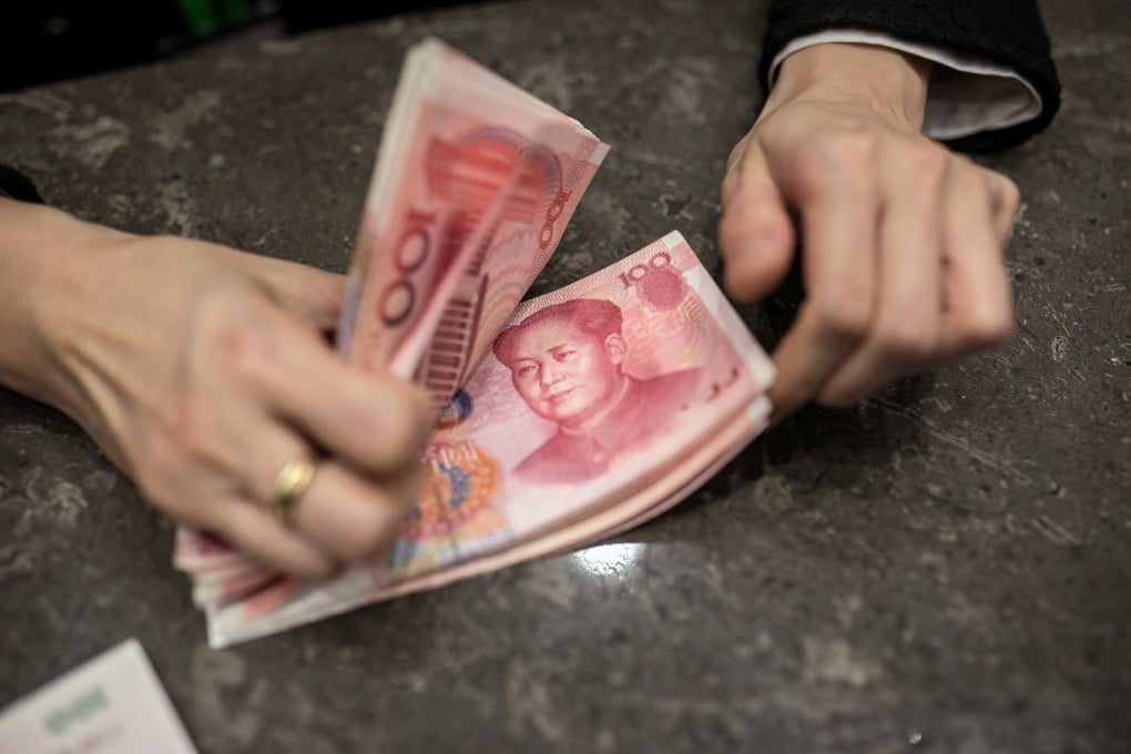 Chinese yuan are counted in a bank. An internatinal payment system is said ready for launch toward the end of 2015. Photo: Bloomberg