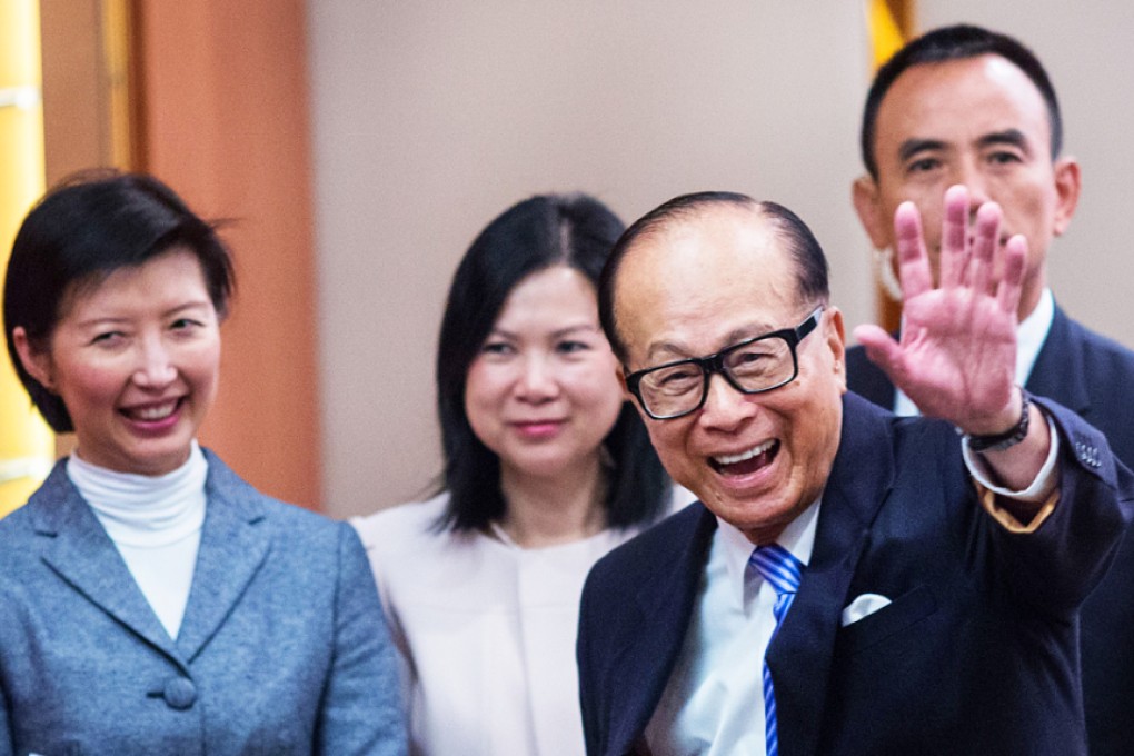 Billionaire Li Ka-shing waves after leaving a conference in Hong Kong. Photo: Bloomberg