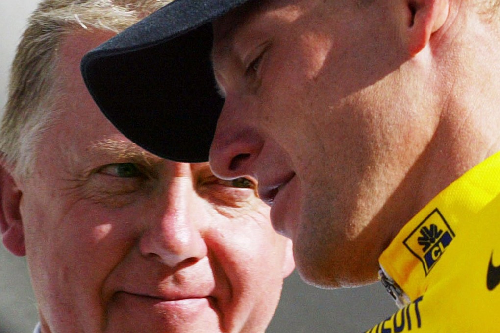 In 2002, Lance Armstrong speaks with then UCI president Hein Verbruggen on the podium of the 16th stage of the 89th Tour de France in La Plagne. Photos: AFP