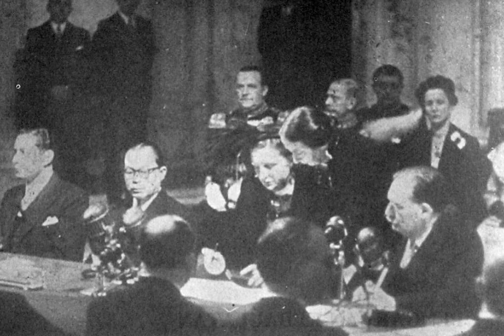 Indonesian Vice-president Hatta and Dutch Queen Juliana at the signing ceremony in The Hague at which the Dutch recognised Indonesian sovereignty. Photo: Wiki