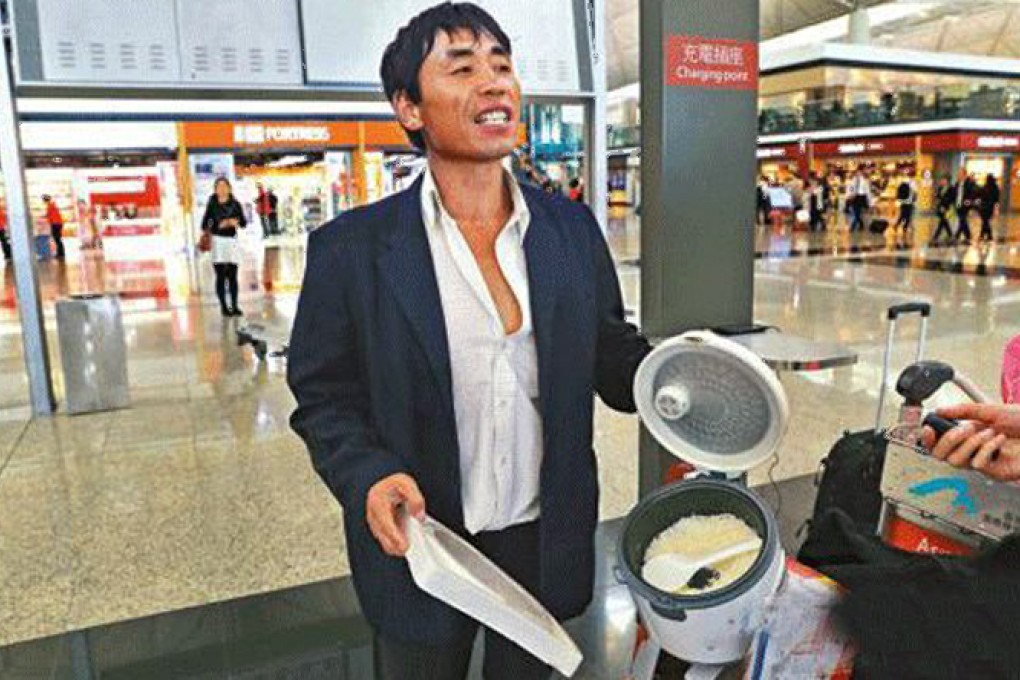 Wu Jiayong cooking at Hong Kong airport. Photo: Apple Daily