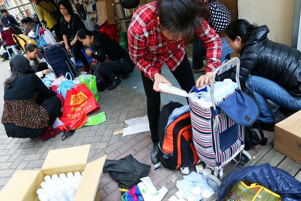 Crowds of cross-border traders at the centre of controversy are seen in Tuen Mun on Tuesday. Photo: K. Y. Cheng