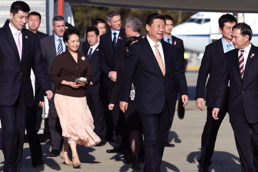 President Xi Jinping and his wife Peng Liyuan with members of their security detail as they prepare to board a flight from Sydney to New Zealand. Photo: AFP