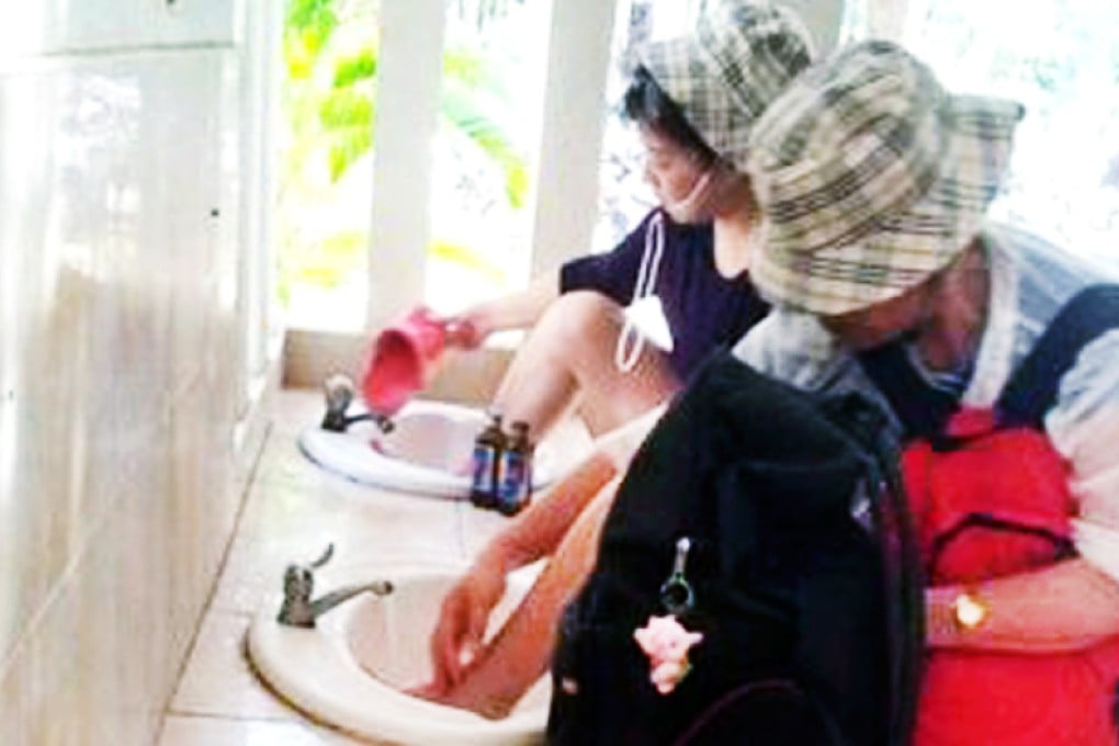 Tourists cleaning their feet on the islands of Phi Phi. Photo: Phuketwan.com