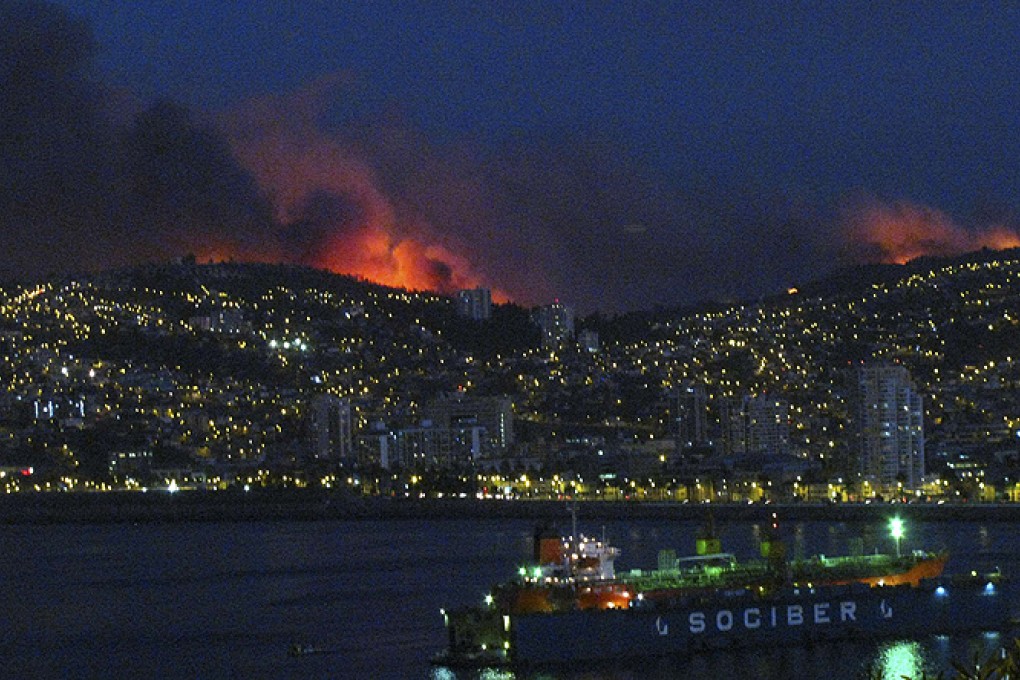 Smoke from the forest fire is seen in Valparaiso on Friday night. Photo: Reuters