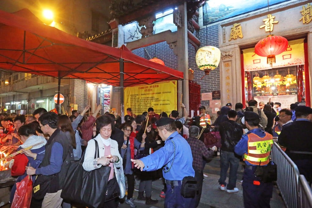 About 1,000 worshippers queued last night outside the Kwun Yum Temple in Hung Hom. Photo: SCMP Pictures