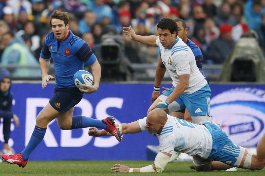 France's Camille Lopez heads for the try line with Italy's Sergio Parisse and Luca Morisi in pursuit. Photo: Reuters
