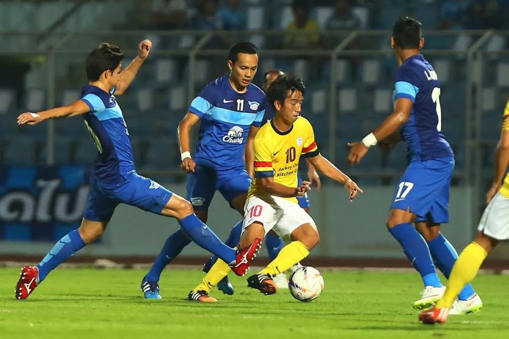 Kitchee Lam Ka-wai surrounded by Chonburi players during their last Asia outing. Photos: SCMP Pictures