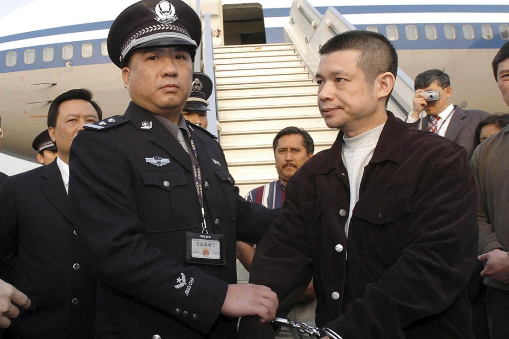 Embezzlement suspect Yu Zhendong (right) voluntarily returned to China in 2004. Photo: AP
