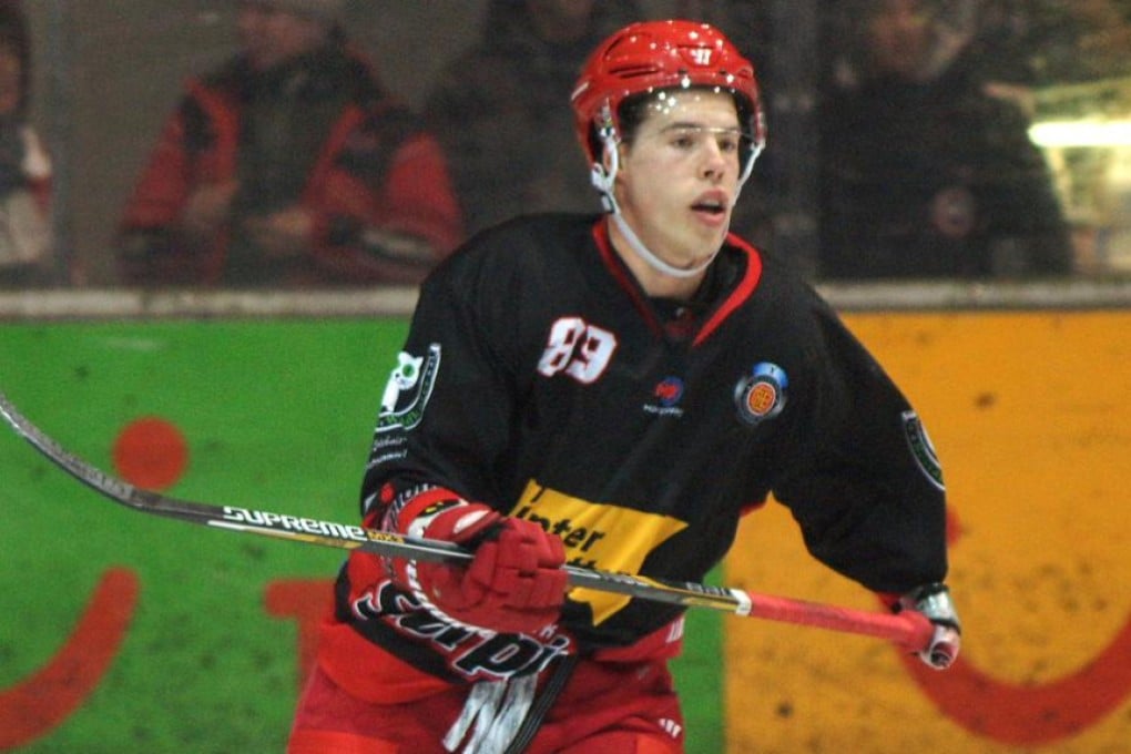 Despite being born with only one hand, determined Canadian Scott Stafford makes his dream of being a professional hockey player come true in Germany. Photo: Karsten Holscher