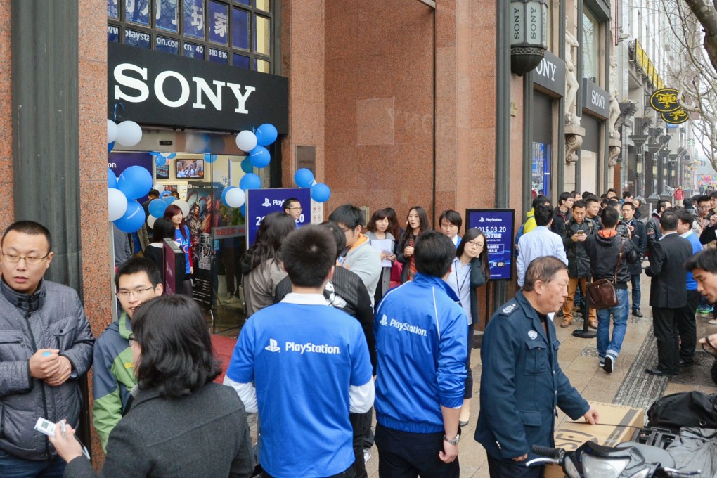 People wait for the launch of Sony's PlayStation 4 console in front of a Sony store in Shanghai on March 20, 2015. Photo: Kyodo