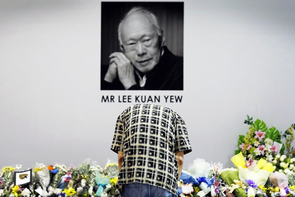 A man bows to pay his respects to the late Lee Kuan Yew at a community club where members of the public can gather to express their condolences in Singapore. Photo: AP