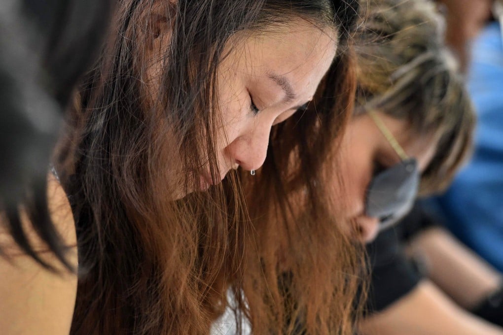 Singaporeans writing their tributes to the late Lee Kuan Yew at the entrance of Istana presidential palace in Singapore. Photo: AFP