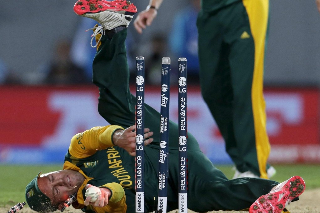 South African captain AB de Villiers tumbles over the stumps in a failed attempt to run out New Zealand's Corey Anderson. Photo: Reuters