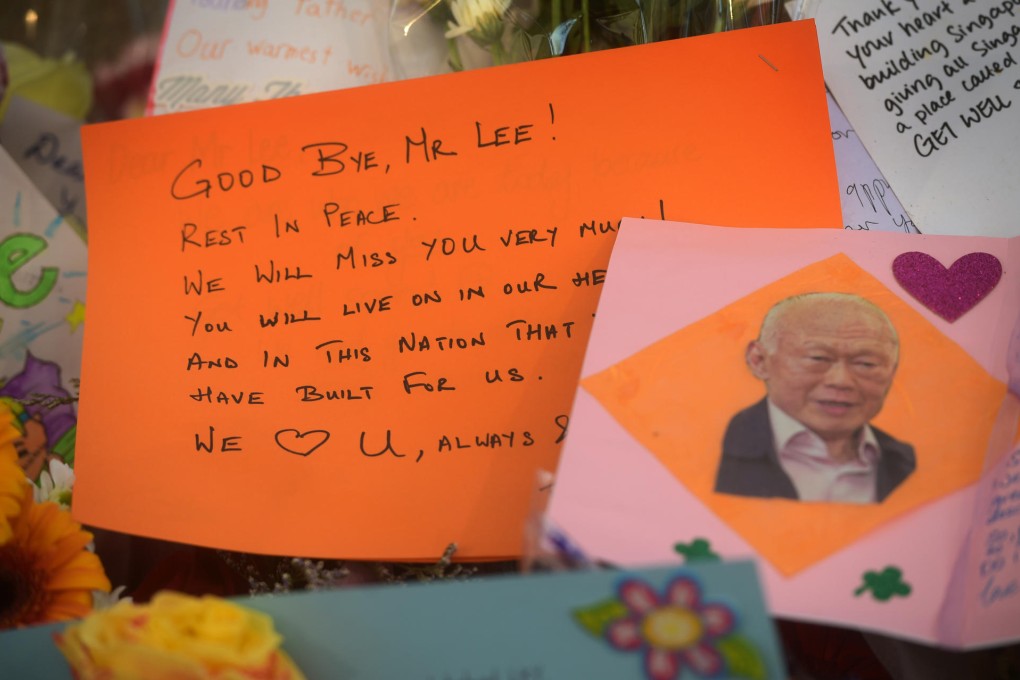 A portrait of Lee Kuan Yew lies with farewell messages at the Singaporean consulate in Hong Kong yesterday, as Singaporeans in the city mourned the passing of the late former leader. Photo: Felix Wong