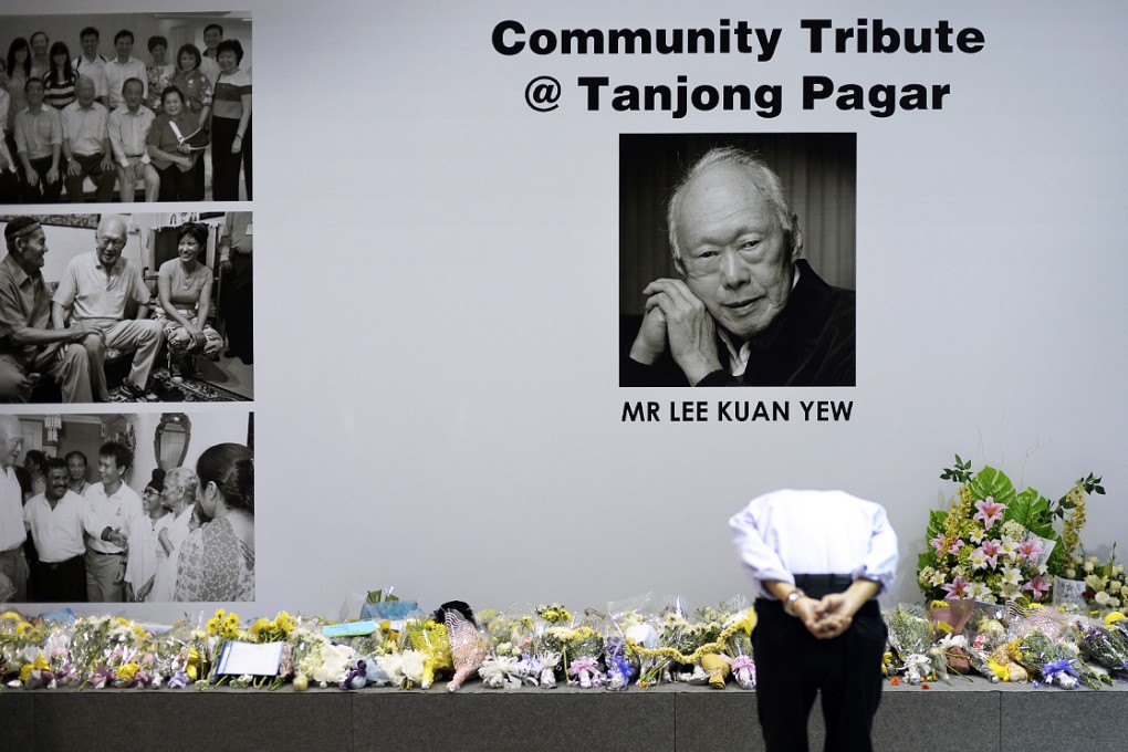 A man bows to the portrait of the late former Prime Minister Lee Kuan Yew at Singapore's Tanjong Pagar Community Club. Photo: Xinhua