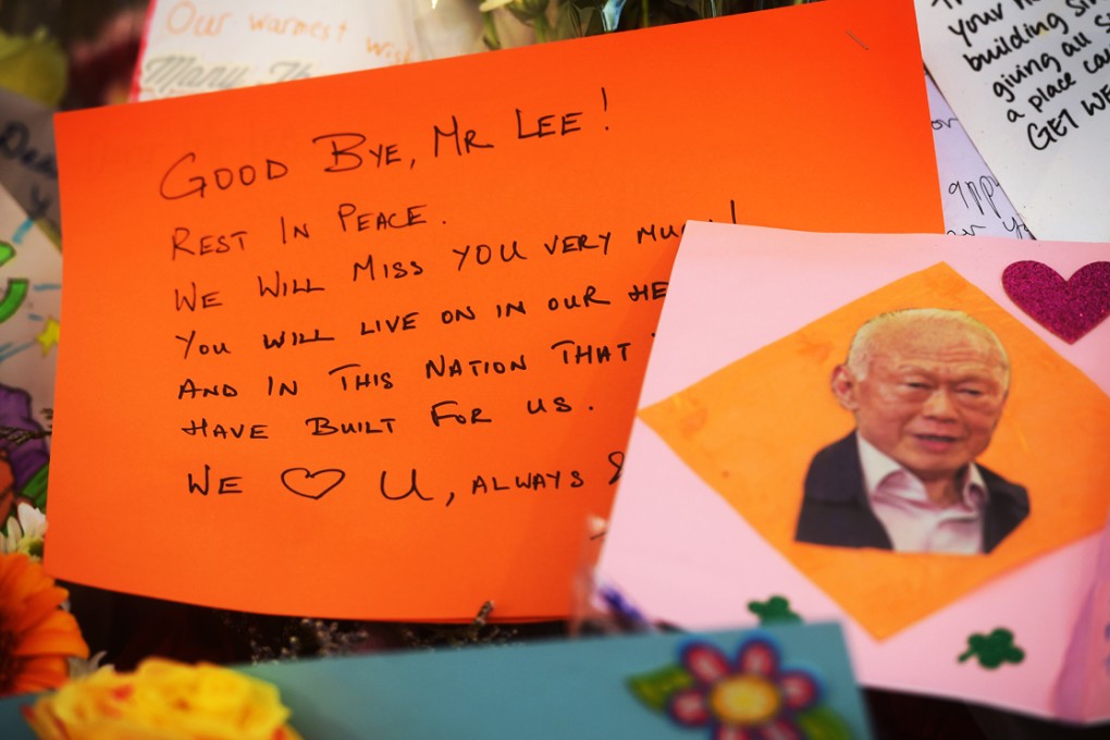 A farewell message to former Singapore Prime Minister Lee Kuan Yew at the hospital where he passed away in Singapore. Photo: AP