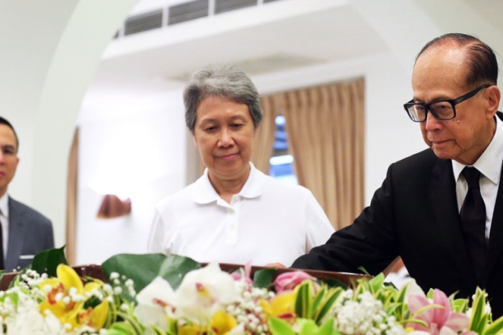 Li Ka-shing (second left) pays his respect to Lee Kuan Yew. Photo: Straits Times