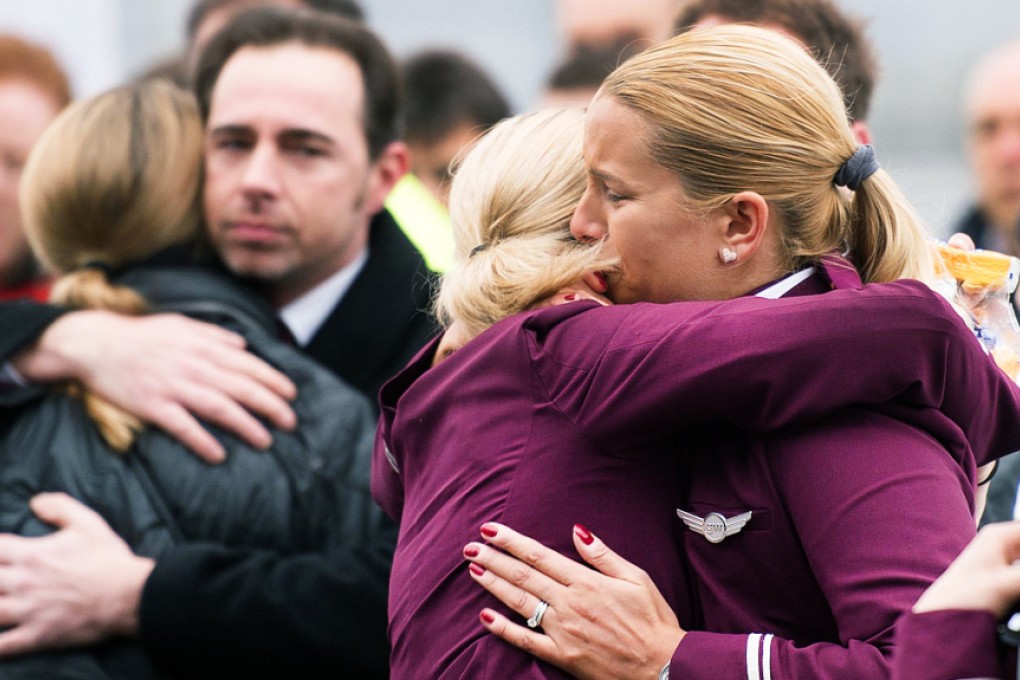 Employees of German airline Germanwings mourn after a minute of silence for the victims of the Germanwings plane crash in front of the company's headquarters in Cologne, western Germany. Photo: AFP